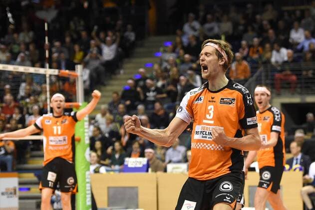 Volleyball, Herren, Saison 2016 17, 1. Bundesliga, Playoff, Viertelfinale, 1. Spiel, BR Volleys - TV Ingersoll Bühl, Jubel nach einem Punktgewinn, Robert Kromm (Nr. 3, Berlin Recycling Volleys), 18.03.17,