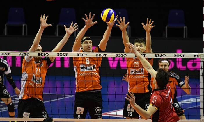 Slawomir Jungiewicz (TV Bühl), beim Schmetterball, hinten Tsimafei Zhukouski (BR Volleys), Felix Fischer (BR Volleys), Ruben Schott (BR Volleys), BR Volleys Berlin - TV Ingersoll Bühl Deutsche Volleyball Liga, Saison 2016 2017, Herren, Männer, Männer, men, playoff, play-off, Viertelfinale, Volleyball, Deutschland, Germany, Max-Schmeling-Halle Berlin, 18.3.2017