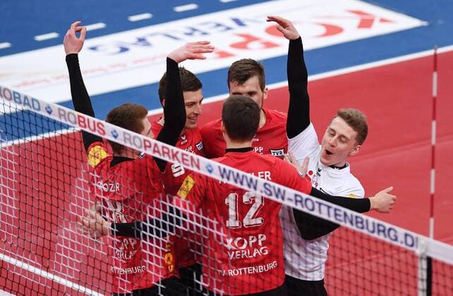 Volleyball 1. Bundesliga Saison 2016 2017 Playdown 18.03.2017 TV Rottenburg - Solingen Volleys Teamjubel TV Rottenburg; Tim Grozer, Sven Metzger, Phillip Trenkler, Philipp Jankowski und Johannes Elsaesser (v.li) 