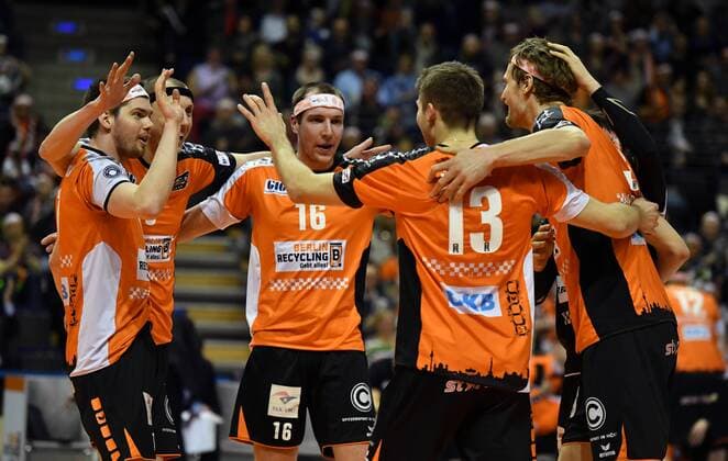 Tsimafei Zhukouski (BR Volleys), Felix Fischer (BR Volleys), Wouter ter Maat (BR Volleys), Robert Kromm (BR Volleys), Ruben Schott (BR Volleys), jubeln nach einem Punkt BR Volleys Berlin - TV Ingersoll Bühl Deutsche Volleyball Liga, Saison 2016 2017, Herren, Männer, Männer, men, playoff, play-off, Viertelfinale, Volleyball, Deutschland, Germany, Max-Schmeling-Halle Berlin, 18.3.2017