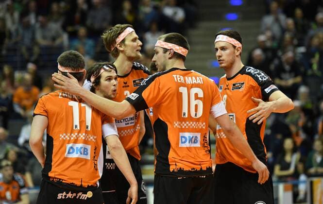 Tsimafei Zhukouski (BR Volleys), Luke Perry (BR Volleys), Robert Kromm (BR Volleys), Graham Vigrass (BR Volleys), Wouter ter Maat (BR Volleys), jubeln nach einem Punkt BR Volleys Berlin - TV Ingersoll Bühl Deutsche Volleyball Liga, Saison 2016 2017, Herren, Männer, Männer, men, playoff, play-off, Viertelfinale, Volleyball, Deutschland, Germany, Max-Schmeling-Halle Berlin, 18.3.2017
