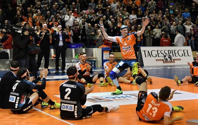 Felix Fischer (BR Volleys), macht ein Tänzchen nach dem Spiel, vorne Luke Perry (BR Volleys), Steven Marshall (BR Volleys), Ruben Schott (BR Volleys), BR Volleys Berlin - TV Ingersoll Bühl Deutsche Volleyball Liga, Saison 2016 2017, Herren, Männer, Männer, men, playoff, play-off, Viertelfinale, Volleyball, Deutschland, Germany, Max-Schmeling-Halle Berlin, 18.3.2017