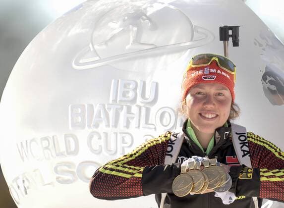 Laura Dahlmeier die erfolgreichste Wintersportlern im Winter 2016 2017. Unsere Fotomontage zeigt sie mit 5 Gold und einer Silbermedaille der IBU Biathlon Weltmeisterschaft in Hochfilzen und dem Gesamt Welt Cup Pokal für die beste Biathletin der Saison.
