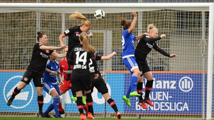 Luftkampf im Leverkusener Strafraum, Fussball, Allianz Frauen-Bundesliga, Bayer 04 Leverkusen - SC Sand, xmkx