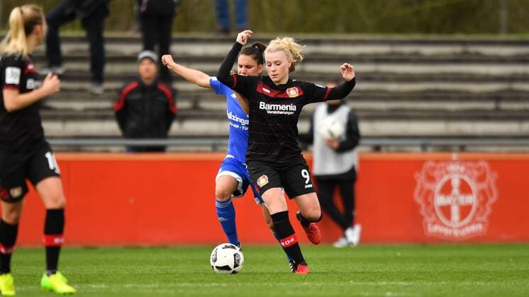 Zweikampf Jovana Damjanovic (SC Sand) (14) Merle Barth (Bayer 04 Leverkusen) (9), Fussball, Allianz Frauen-Bundesliga, Bayer 04 Leverkusen - SC Sand, xmkx