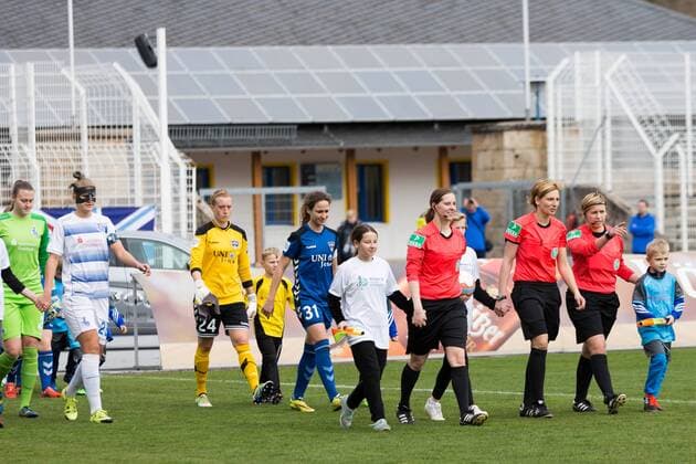 Einlaufen der Mannschaften; Schiedsrichter, Fußball, Frauen, Allianz Frauen-Bundesliga, FF USV Jena - MSV Duisburg, xprx