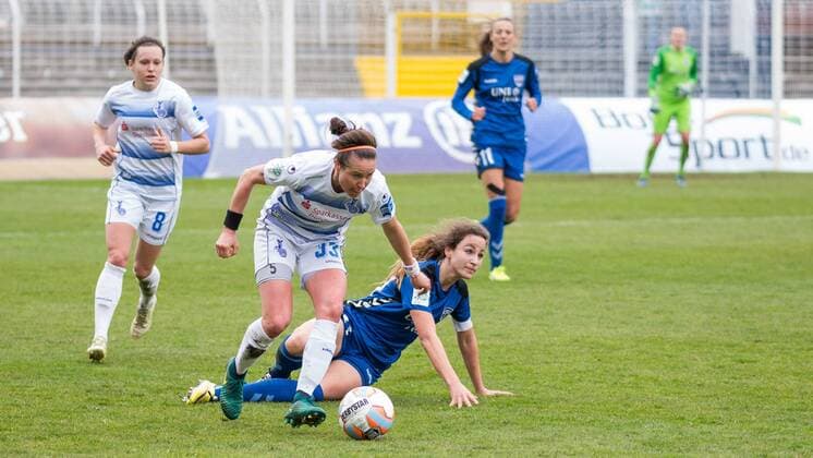 v.li.: Simona Koren (MSV Duisburg, 8), Kathleen Radtke (MSV Duisburg, 33), Julia Arnold (FF USV Jena, 31); Zweikampf, Duell, Aktion, action, Fußball, Frauen, Allianz Frauen-Bundesliga, FF USV Jena - MSV Duisburg, xprx