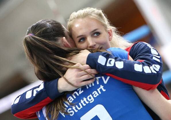 Stuttgart Volleyball Allianz MTV Stuttgart vs. USC Münster: v.l. Micheli Tomazela Pissinato (Allianz), Kim Renkema (Allianz) freuen sich