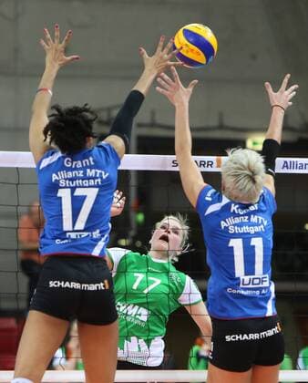 Stuttgart Volleyball Allianz MTV Stuttgart vs. USC Münster: v.l. Nia Grant (Allianz), Ines Bathen (USC), Karmen Kocar (Allianz)