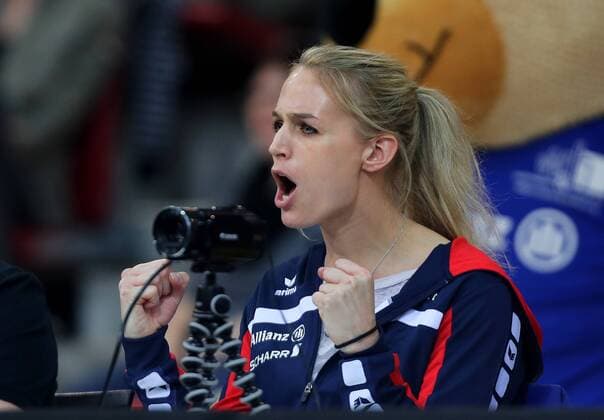 Stuttgart Volleyball Allianz MTV Stuttgart vs. USC Münster, Kim Renkema (Stuttgart) feuert ihr Team von außen an
