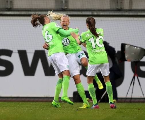 Torjubel Caroline Graham Hansen (VfL Wolfsburg), Pernille Harder (VfL Wolfsburg, 22), Tessa Wullaert (VfL Wolfsburg)