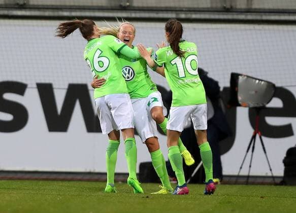 Torjubel Caroline Graham Hansen (VfL Wolfsburg), Pernille Harder (VfL Wolfsburg, 22), Tessa Wullaert (VfL Wolfsburg)