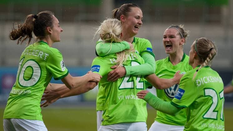 v.li.: Tessa Wullaert (VfL Wolfsburg, 10), Pernille Harder (VfL Wolfsburg, 22), Caroline Graham Hansen (VfL Wolfsburg, 26), Alexandra Popp (VfL Wolfsburg, 11) und Lara Dickenmann (VfL Wolfsburg, 21) mit Torjubel, Jubel, Freude über das Tor zum 1:0, Fussball, Allianz Frauen-Bundesliga, VfL Wolfsburg - FC Bayern München, xobx