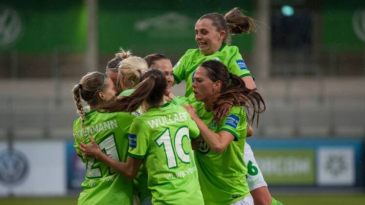 Die Spielerinnen des VfL Wolfsburg mit Torjubel, Jubel, Freude über das Tor zum 1:0, Fussball, Allianz Frauen-Bundesliga, VfL Wolfsburg - FC Bayern München, xobx