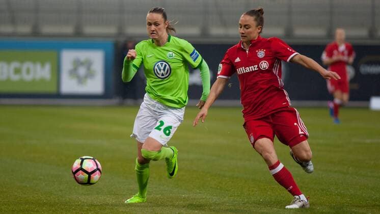 v.li.: Caroline Graham Hansen (VfL Wolfsburg, 26) im Zweikampf mit Gina Lewandowski (FC Bayern München, 2), Fussball, Allianz Frauen-Bundesliga, VfL Wolfsburg - FC Bayern München, xobx