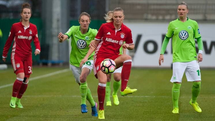 v.li.: Tessa Wullaert (VfL Wolfsburg, 10) im Zweikampf mit Fridolina Rolfö (Rolfoe, FC Bayern München, 4), Fussball, Allianz Frauen-Bundesliga, VfL Wolfsburg - FC Bayern München, xobx