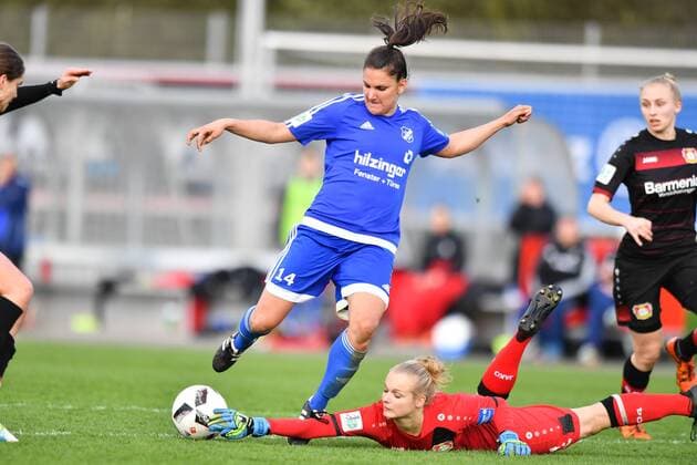 Bilder des Tages - SPORT Anna Klink (Bayer 04 Leverkusen) (1) kann Jovana Damjanovic (SC Sand) (14) den Ball wegspitzeln, Fussball, Allianz Frauen-Bundesliga, Bayer 04 Leverkusen - SC Sand, xmkx