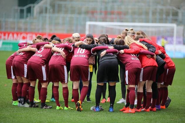 19.03.2017 xcex Deutschland, Essen, Frankfurt, Fussball, Frauenfussball Allianz Frauen-Bundesliga Saison 2016 2017 Essen im Mannschaftskreis zur Einschwörung