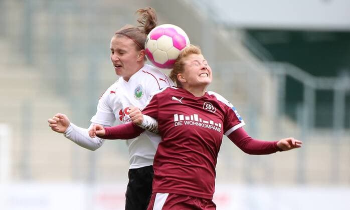 19.03.2017 xcex Deutschland, Essen, Frankfurt, Fussball, Frauenfussball Allianz Frauen-Bundesliga Saison 2016 2017 Kopfballduell zwischen Julia Matuschewski (Frankfurt) und Vanessa Martini (Essen)