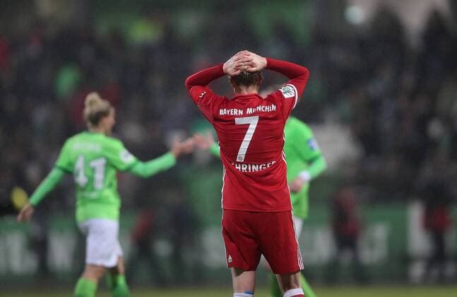 Wolfsburg feiert den Sieg während Melanie Behringer (FC Bayern Muenchen) enttäuscht ist