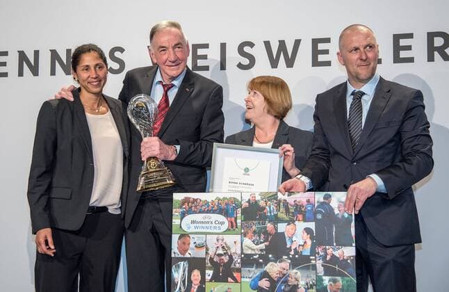Themen der Woche - SPORT Bilder des Tages - SPORT 20.03.2017, xfux, Fussball, Festakt anlässlich der Beendigung des 63. Fußball-Lehrer-Lehrgangs, emspor emonline, v.l. Trainerin Steffi Jones (Deutsche Fussball Nationalmanschaft Damen), Bernd Schroeder, Vize Praesidentin Hannelore Ratzeburg (Vizepraesidentin für Frauen- und Mädchenfußball Deutscher Fussball Bund DFB), Markus Hoegner Neu Isenburg