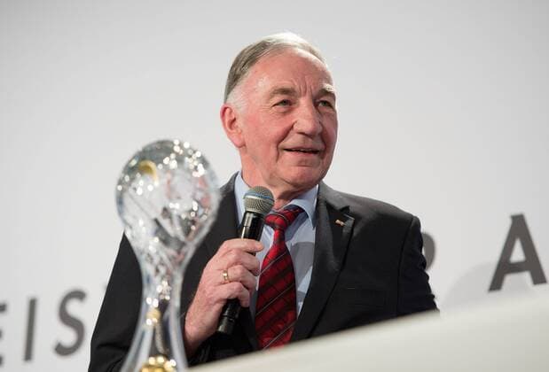 20.03.2017, xfux, Fussball, Festakt anlässlich der Beendigung des 63. Fußball-Lehrer-Lehrgangs, emspor emonline, v.l. Bernd Schroeder wird ausgezeichnet mit dem Ehrenpreis Neu Isenburg