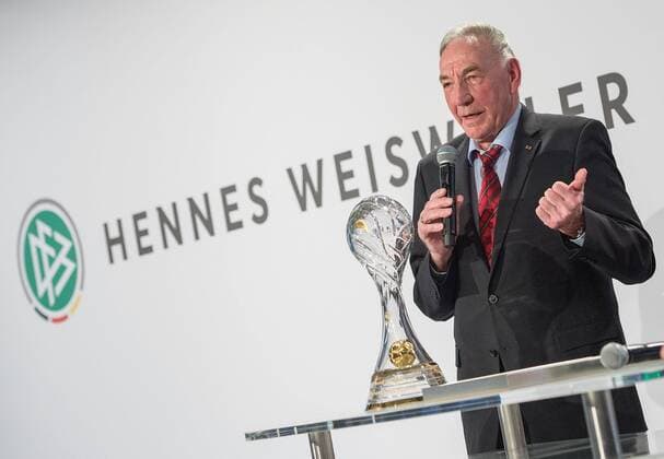 20.03.2017, xfux, Fussball, Festakt anlässlich der Beendigung des 63. Fußball-Lehrer-Lehrgangs, emspor emonline, v.l. Bernd Schroeder wird ausgezeichnet mit dem Ehrenpreis Neu Isenburg