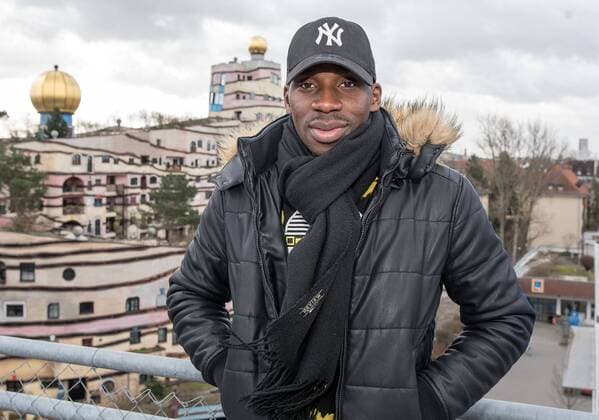02.03.2017, xfux, Fussball 1.Bundesliga, SV Darmstadt 98 Fotoshooting mit Wilson Kamavuaka an der Waldspirale in Darmstadt, die von Friedensreich Hundertwasser gestaltet und vom Architekten Heinz Springmann geplant wurde, emspor emonline deloka, v.l. Wilson Kamavuaka (SV Darmstadt 98) Darmstadt