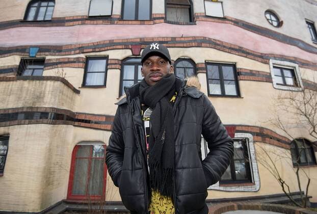 02.03.2017, xfux, Fussball 1.Bundesliga, SV Darmstadt 98 Fotoshooting mit Wilson Kamavuaka an der Waldspirale in Darmstadt, die von Friedensreich Hundertwasser gestaltet und vom Architekten Heinz Springmann geplant wurde, emspor emonline deloka, v.l. Wilson Kamavuaka (SV Darmstadt 98) Darmstadt