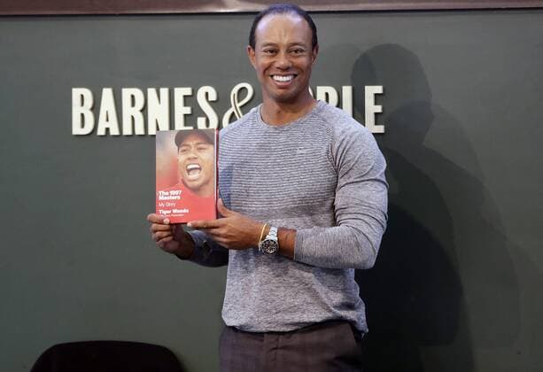 Golf, Tiger Woods Buchpräsentation The Masters 1997: My Story Tiger Woods arrives to sign copies of his new book, The 1997 Masters: My Story , at the Union Square Barnes & Noble in New York City on March 20, 2017. The book is a reflection on his historic Masters win in honor of its upcoming twentieth anniversary.  NYP20170320105 JOHNxANGELILLO