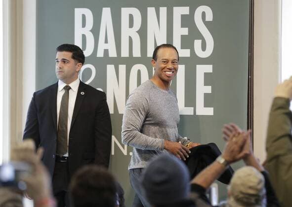 Golf, Tiger Woods Buchpräsentation The Masters 1997: My Story Tiger Woods arrives to sign copies of his new book, The 1997 Masters: My Story , at the Union Square Barnes & Noble in New York City on March 20, 2017. The book is a reflection on his historic Masters win in honor of its upcoming twentieth anniversary.  NYP20170320108 JOHNxANGELILLO