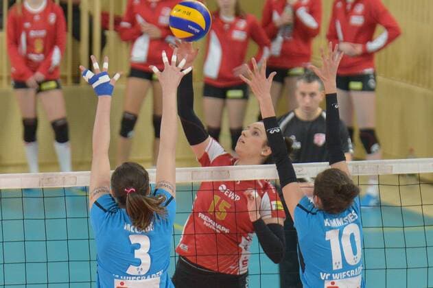 21.03.2017, xtkx, Volleyball 1.Bundesliga Damen, VC Wiesbaden - SC Potsdam, emspor, v.l. Molly McCage (VC Wiesbaden) , Ljubica Kecman (Potsdam) , Irina Kemmsies (VC Wiesbaden) , Wiesbaden