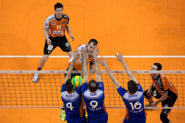 Berlin, Deutschland, 21.03.2017: Volleyball CEV Championsleague Playoff-12 Hinspiel Saison 2016 2017 - Berlin Recycling Volleys - Istanbul BBSK. Wouter ter Maat (BR Volleys 16) gegen den Block aus Antonin Rouzier (Istanbul 4), Azkan Hayirli (Istanbul 9) und Nicolas Marechal (Istanbul 16)