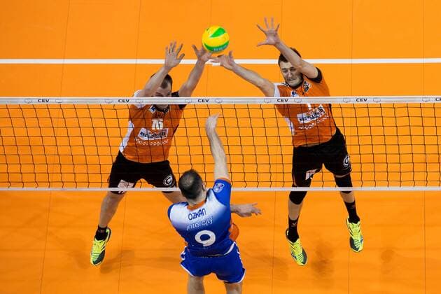Berlin, Deutschland, 21.03.2017: Volleyball CEV Championsleague Playoff-12 Hinspiel Saison 2016 2017 - Berlin Recycling Volleys - Istanbul BBSK. Azkan Hayirli (Istanbul 9) gegen den Block aus Wouter ter Maat (BR Volleys 16) und Aleksandar Okolic (BR Volleys 1)