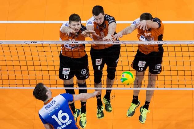 Bilder des Tages - SPORT Berlin, Deutschland, 21.03.2017: Volleyball CEV Championsleague Playoff-12 Hinspiel Saison 2016 2017 - Berlin Recycling Volleys - Istanbul BBSK. Nicolas Marechal (Istanbul 16) gegen den Block aus Ruben Schott (BR Volleys 13), Graham Vigrass (BR Volleys 8) und Wouter ter Maat (BR Volleys 16)