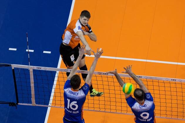 Berlin, Deutschland, 21.03.2017: Volleyball CEV Championsleague Playoff-12 Hinspiel Saison 2016 2017 - Berlin Recycling Volleys - Istanbul BBSK. Ruben Schott (BR Volleys 13) gegen den Block aus Nicolas Marechal (Istanbul 16) und Azkan Hayirli (Istanbul 9)