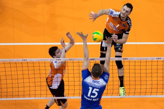 Berlin, Deutschland, 21.03.2017: Volleyball CEV Championsleague Playoff-12 Hinspiel Saison 2016 2017 - Berlin Recycling Volleys - Istanbul BBSK. Tsimafei Zhukouski (BR Volleys 11) und Aleksandar Okolic (BR Volleys 1) gegen den Block aus Marko Mert Matic (Istanbul 15)