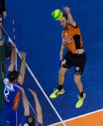 Berlin, Deutschland, 21.03.2017: Volleyball CEV Championsleague Playoff-12 Hinspiel Saison 2016 2017 - Berlin Recycling Volleys - Istanbul BBSK. Paul Carroll (BR Volleys 12) gegen den Block aus Tomi Coskovic (Istanbul 12) und Azkan Hayirli (Istanbul 9)