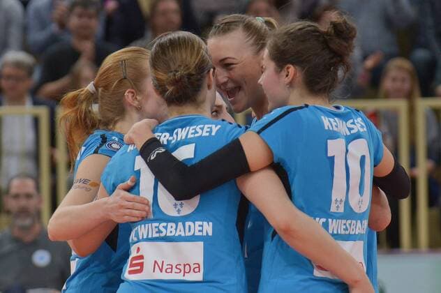 Bilder des Tages - SPORT 21.03.2017, xtkx, Volleyball 1.Bundesliga Damen, VC Wiesbaden - SC Potsdam, emspor, v.l. Tanja Grosser (VC Wiesbaden) , Delainey Aigner Sweesey (VC Wiesbaden) , Irina Kemmsies (VC Wiesbaden) , Simona Kosova (VC Wiesbaden) , Wiesbaden