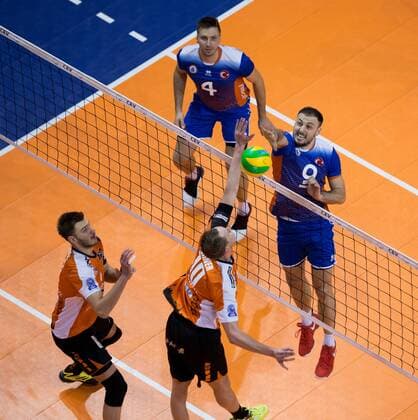 Bilder des Tages - SPORT Berlin, Deutschland, 21.03.2017: Volleyball CEV Championsleague Playoff-12 Hinspiel Saison 2016 2017 - Berlin Recycling Volleys - Istanbul BBSK. Azkan Hayirli (Istanbul 9) gegen den Block aus Sebastian Kühner Kuehner (BR Volleys 10)