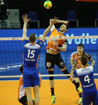 GER, CEV Champions League, BR VOLLEYS vs. Istanbul BBSK 21.03.2017, Max Schmeling Halle, Berlin, GER, CEV Champions League, BR VOLLEYS vs. Istanbul BBSK, im Bild Aleksander Okolic (BR Volleys 1), Marko Mert Matic (Istanbul BBSK 15), Antonin Rouzier (Istanbul BBSK 4) nordphotox xEngler