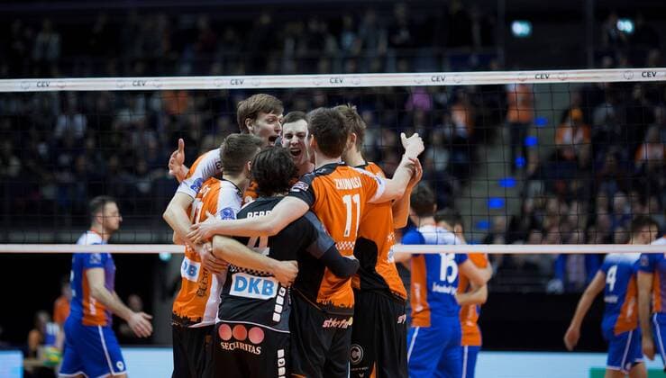 Berlin, Deutschland, 21.03.2017: Volleyball CEV Championsleague Playoff-12 Hinspiel Saison 2016 2017 - Berlin Recycling Volleys - Istanbul BBSK. Jubel Tsimafei Zhukouski (BR Volleys 11), Robert Kromm (BR Volleys 3), Luke Perry (BR Volleys 4), Graham Vigrass (BR Volleys 8), Tsimafei Zhukouski (BR Volleys 11), Paul Carroll (BR Volleys 12)