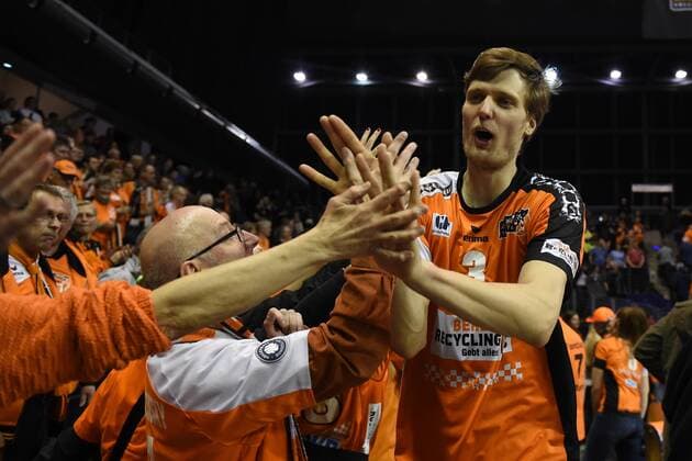 Volleyball, Herren, Saison 2016 17 CEV Champions League, 1. Playoff-Runde, Rückspiel, BR Volleys - Istanbul BBSK, Jubel bei den BR Volleys nach dem Sieg im Golden Set, Robert Kromm (Nr. 3, Berlin Recycling Volleys) klatscht mit den Fans ab, 21.03.17,
