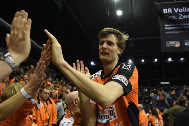 Volleyball, Herren, Saison 2016 17 CEV Champions League, 1. Playoff-Runde, Rückspiel, BR Volleys - Istanbul BBSK, Jubel bei den BR Volleys nach dem Sieg im Golden Set, Robert Kromm (Nr. 3, Berlin Recycling Volleys) klatscht mit den Fans ab, 21.03.17,