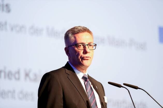 Deutschland, Würzburg, VCC, 21.03.2017, Fair ist Mehr Bild: Siegfried Kaidel (Präsident des Deutschen Ruder-Verbandes (DRV)) überreicht den 3. Preis Copyright: HMBxMedia xHeikoxBecker