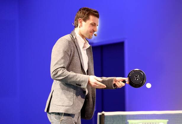 Deutschland, Würzburg, VCC, 21.03.2017, Fair ist Mehr Bild: Timo Boll (deutscher Tischtennisprofi) kommt auch mit einem Topf an der Platte als Schläger zurecht Copyright: HMBxMedia xHeikoxBecker
