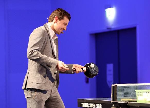 Deutschland, Würzburg, VCC, 21.03.2017, Fair ist Mehr Bild: Timo Boll (deutscher Tischtennisprofi) kommt auch mit einem Topf an der Platte als Schläger zurecht Copyright: HMBxMedia xHeikoxBecker
