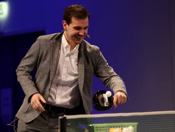 Deutschland, Würzburg, VCC, 21.03.2017, Fair ist Mehr Bild: Timo Boll (deutscher Tischtennisprofi) kommt auch mit einem Bocksbeutel an der Platte als Schläger zurecht Copyright: HMBxMedia xHeikoxBecker