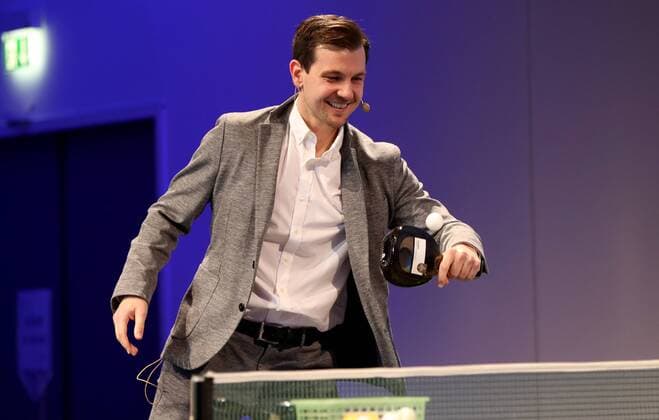 Deutschland, Würzburg, VCC, 21.03.2017, Fair ist Mehr Bild: Timo Boll (deutscher Tischtennisprofi) kommt auch mit einem Bocksbeutel an der Platte als Schläger zurecht Copyright: HMBxMedia xHeikoxBecker