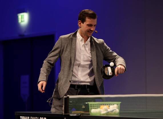 Deutschland, Würzburg, VCC, 21.03.2017, Fair ist Mehr Bild: Timo Boll (deutscher Tischtennisprofi) kommt auch mit einem Bocksbeutel an der Platte als Schläger zurecht Copyright: HMBxMedia xHeikoxBecker